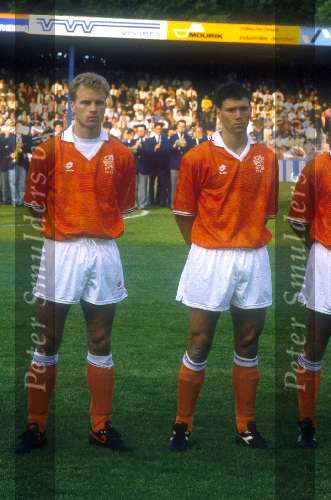Marco v Basten en Dennis Bergkamp spelend voor het Nederlands Elftal