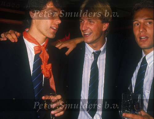 Munchen 1988 Feest na afloop van finale Nederland-Rusland, eindstand 2-0 voor het Europees Kampioenschap
Links Marco v Basten Wim Kieft en Johnny v t Schip