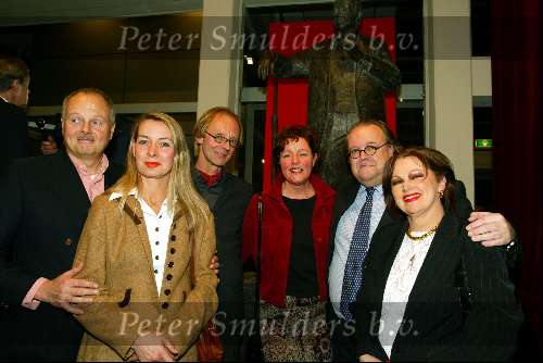 Sittard 15 januari 2003
Presentatie beeld Toon Hermans.
Aanwezig Maurice Hermans Gaby Hermans en ..... Hermans met hun dames.