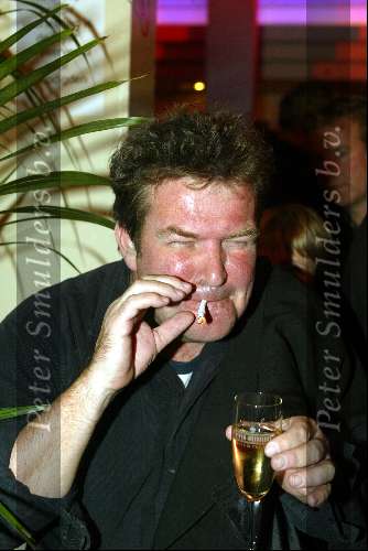 Amsterdam 14 januari 2003
Premiere van eten met vrienden
Michiel Romijn sigaretje rokend en een glaasje champagne