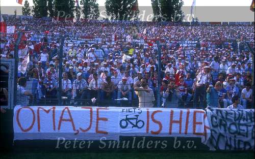 PSV Supporters in Stuttgart voor aanvang van de finale PSV-Benfica