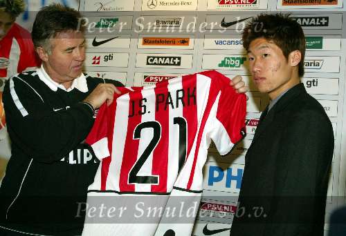 Eindhoven 7 januari 2002
Guus Hiddink samen met zijn nieuwe aanwinst voor PSV  Park