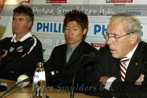 Eindhoven 7 januari 2002
Guus Hiddink samen met zijn nieuwe aanwinst voor PSV  Park Harry v Raaij
