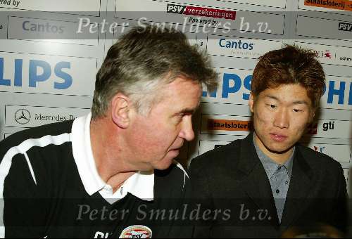 Eindhoven 7 januari 2002
Guus Hiddink samen met zijn nieuwe aanwinst voor PSV  Park