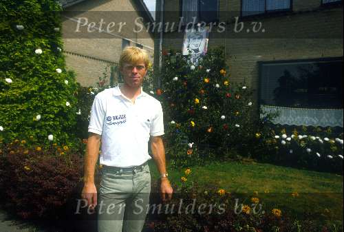 Peter Winnen voor zijn huis in Venray na de Tour de France van 1983