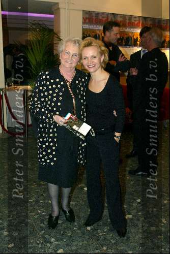 Amsterdam 14 januari 2003
Premiere van eten met vrienden 
Renee Soutendijk met moeder