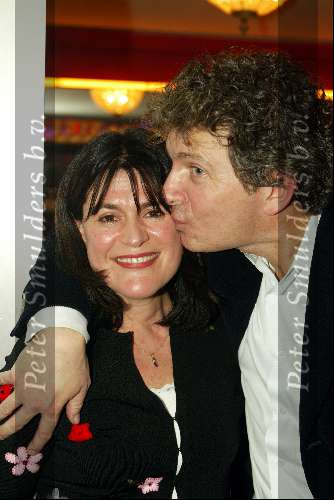 Amsterdam 14 januari 2003
Premiere van eten met vrienden 
Robert ten Brink met vouw kussend