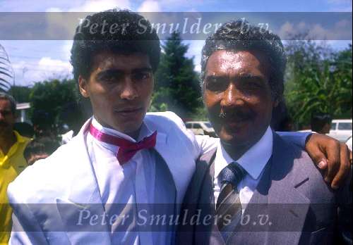 1988 Trouwen Romario met Monica in Rio de Janairo
Romario met zijn vader