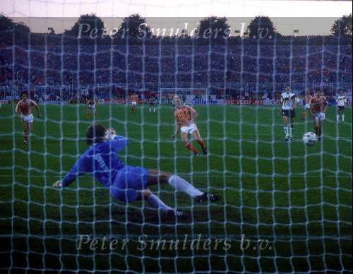 Ronald Koeman scoort de gelijkmaker tegen Duitsland tijdens het EK 1988