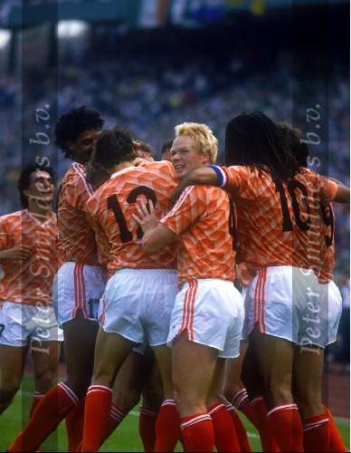 Marco v Basten heeft 2-1 gescoord in de wedstrijd Nederland-Duitsland
Ronald Koeman Frank Rijkaard