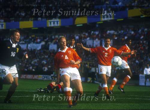 ronald koeman tijdens het EK 1992  tegen Schotland
Berry v Aerle