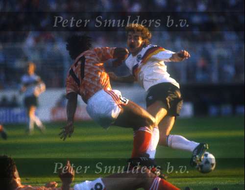Duitsland 1988 Europees Kampioenschap voetbal
Nederland-Duitsland 2-1 Rudi Vollr in duel met Frank Rijkaard