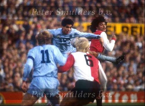 1985 Feyenoord AJAX, Ruud Gullit in duel met Sonny Silooy

Peter Smulders BV