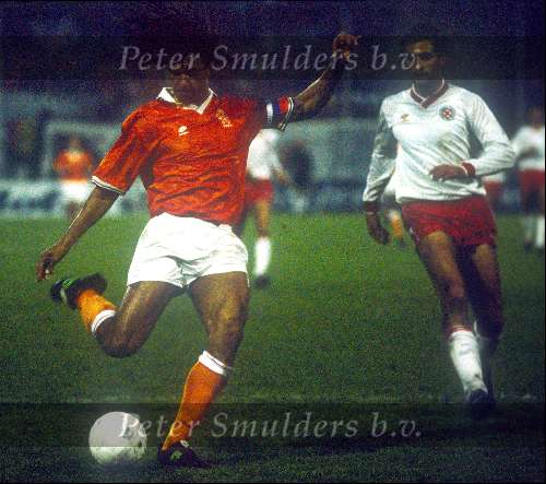 Ruud Gullit spelend voor het Nederlands Elftal tegen Polen