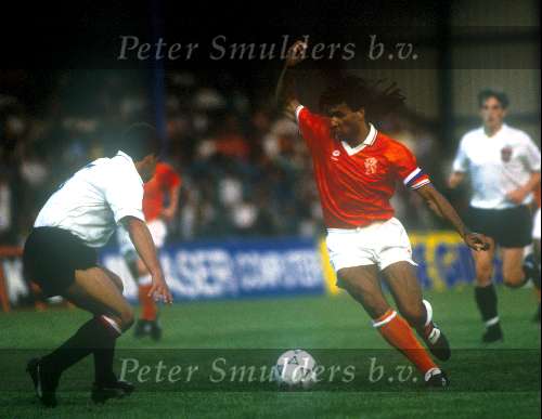 Ruud Gullit spelend voor het Nederlands Elftal tegen Oostenrijk ( vriendschappelijk )