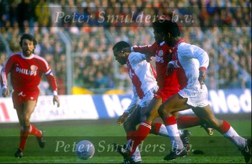 Romario in duel met simon Tahamata
Aron winter en Erik Gerets