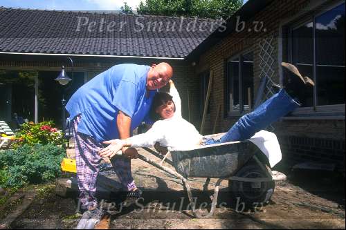Sugar Lee Hooper met haar vriendin tijdens de verbouwing van hun huis
