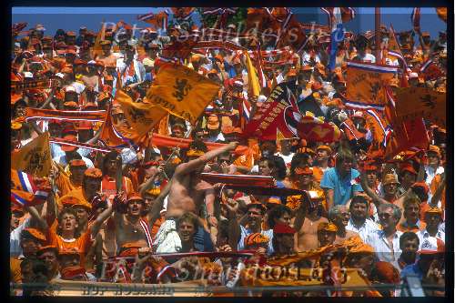 Munchen, 25 juni 1988 Finale Europees Kampioenschap 1988 Duitslan-Nederland 1-2
Supporters Nederlands elftal met vlaggen