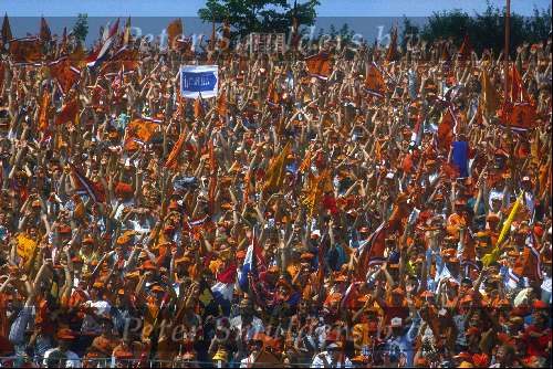 Munchen, 25 juni 1988 Finale Europees Kampioenschap 1988 Duitslan-Nederland 1-2
Supporters Nederlands elftal met vlaggen