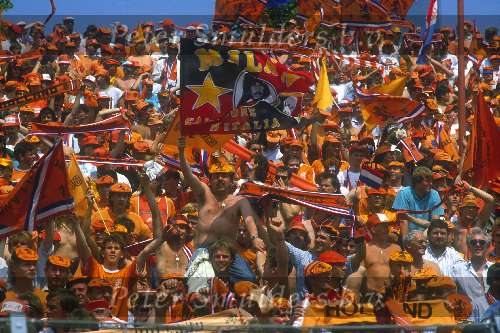 Munchen, 25 juni 1988 Finale Europees Kampioenschap 1988 Duitslan-Nederland 1-2
Supporters Nederlands elftal met vlaggen