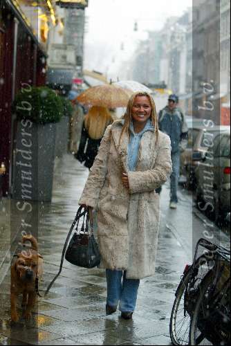 Amsterdam 30 januari 2003
Tatjana met haar hondje Obissa op de pc
Sneeuw