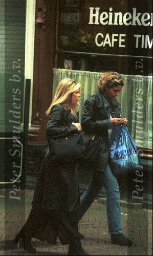 Vanessa Loudon wandelend in Amsterdam