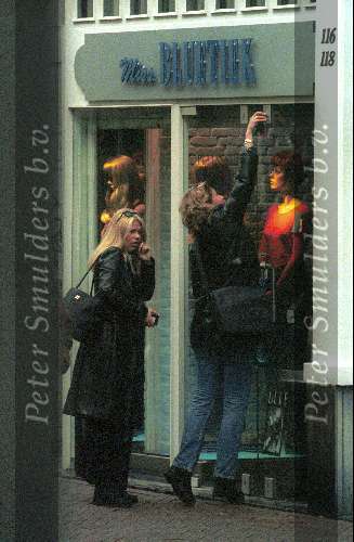 Vanessa Loudon wandelend in Amsterdam
