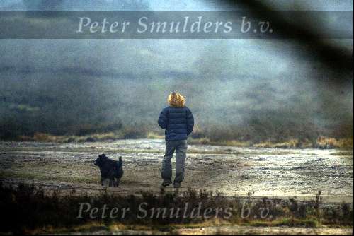 Hilversum 18 januari 2003
Wendy v Dijk wandelend met hond op de heide
Veel problemen met Xander de Buisonje