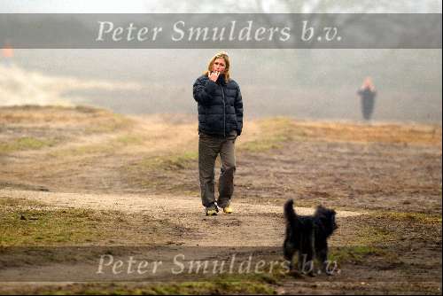 Hilversum 18 januari 2003
Wendy v Dijk wandelend met hond op de heide
Veel problemen met Xander de Buisonje