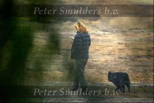 Hilversum 18 januari 2003
Wendy v Dijk wandelend met hond op de heide
Veel problemen met Xander de Buisonje