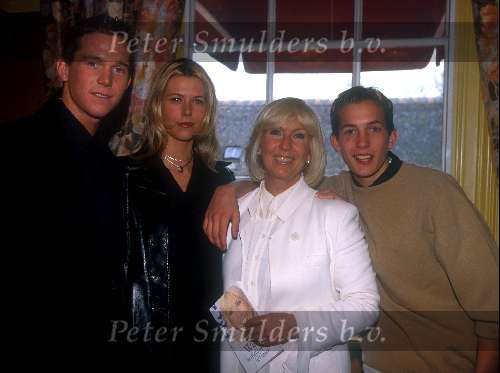 Willeke Alberti met haar drie kinderen Johnny de Mol Danielle v t Schip en Lars Kai Lerby