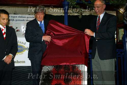 Arnhem 24 januari 2003
Onthulling gedenkteken tegen zinloos geweld
Aan wezig Willibrord Frequin Jan Kloppenburg