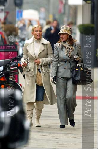 Amsterdam 23 januari 2004
Angela Kluivert en Mariet (st tropez)  op PC Hooftstraat in Amsterdam