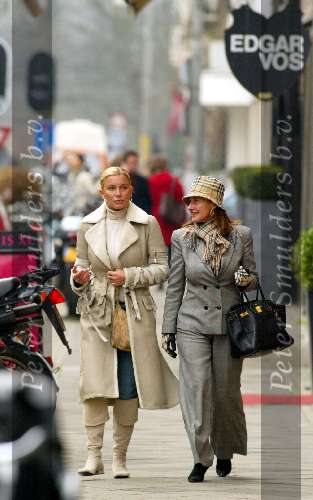 Amsterdam 23 januari 2004
Angela Kluivert en Mariet (st tropez)  op PC Hooftstraat in Amsterdam