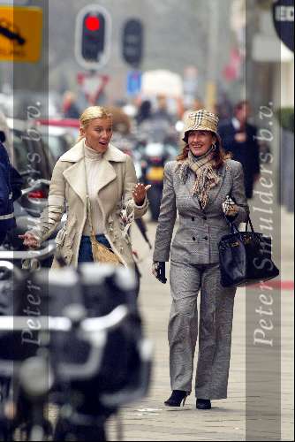 Amsterdam 23 januari 2004
Angela Kluivert en Mariet (st tropez)  op PC Hooftstraat in Amsterdam .