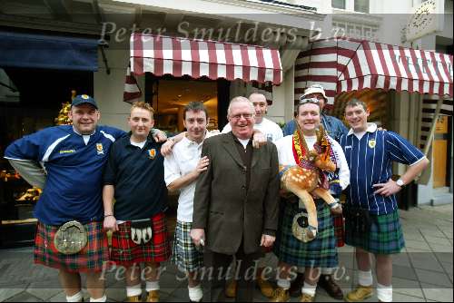 Amsterdam 20 november 2003
anton PC met schotse supporters in kilt