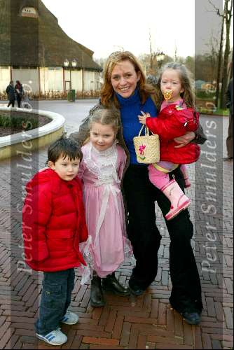 Kaatsheuvel 24 januari 2004
Premiere Doornroosje in de efteling. 
Ariane Spier met kinderen