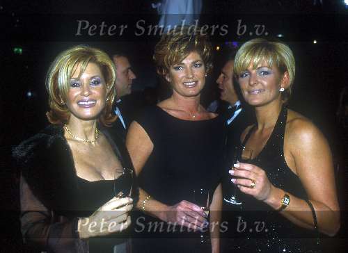 Caroline Tensen Vanessa ( Connie Breukhoven ) en Yvonne Brandsteder