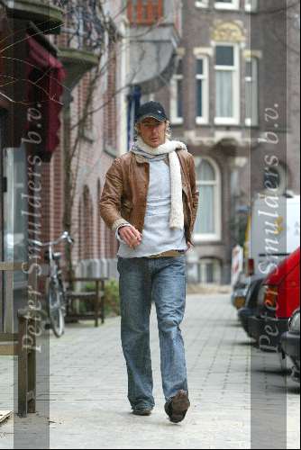 Amsterdam 30 januari 2004
Chris Zegers bij zijn huis in Amsterdam