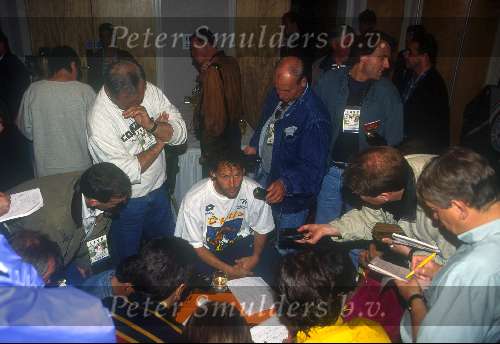 Danny Blind tijdens het wereldkampioenschap 1990 in Italie
in gesprek met de pers.