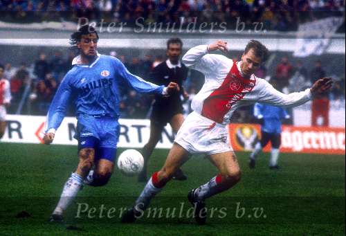 Popescu met Dennis Bergkamp