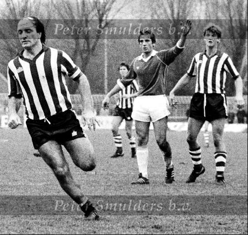 Rotterdam, 22 november 1981
SPARTA-PSV , eindstand 0-2
De oude en nieuwe bondscoaches in akties Louis v Gaal en Dick Advocaat ( geschreven 6 april 2002 )met in het midden Adri v Kraaij