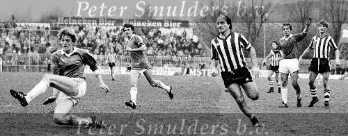 Rotterdam, 22 november 1981
SPARTA-PSV , eindstand 0-2
De oude en nieuwe bondscoaches in akties Louis v Gaal en Dick Advocaat ( geschreven 6 april 2002 )met in het midden Adri v Kraaij, Piet wildschut en michel Valke