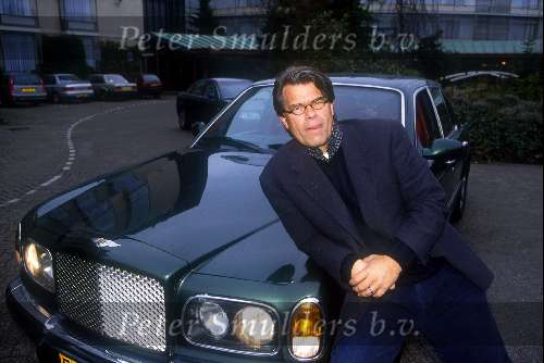 Emile Ratelband bij zijn Bentley