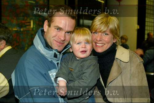 Schiphol 27 januari 2004
Aankomst op Schiphol van  Erben Wennemars. Erben met Renate Wennemars en zoontje Bram