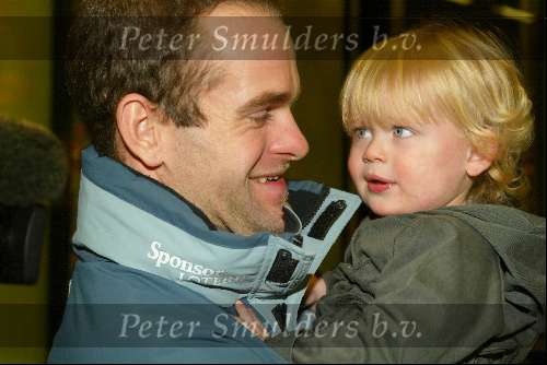 Schiphol 27 januari 2004
Aankomst op Schiphol van  Erben Wennemars. Erben met   zoontje Bram