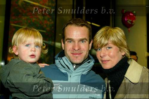 Schiphol 27 januari 2004
Aankomst op Schiphol van  Erben Wennemars. Erben met Renate Wennemars en zoontje Bram