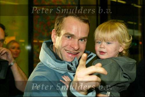 Schiphol 27 januari 2004
Aankomst op Schiphol van  Erben Wennemars. Erben met   zoontje Bram