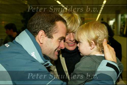 Schiphol 27 januari 2004
Aankomst op Schiphol van  Erben Wennemars .Renate Wennemars met zoontje Bram