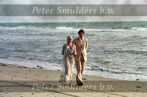 10 juli 1998
Guusje Nederhorst die net is getrouwd loopt met haar vriend over het strand van....